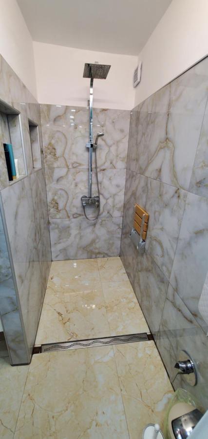 Villa 2 Bedroom House In Downtown With Garden Next To The Beach,sea Garden 5 Min By Walk Burgas